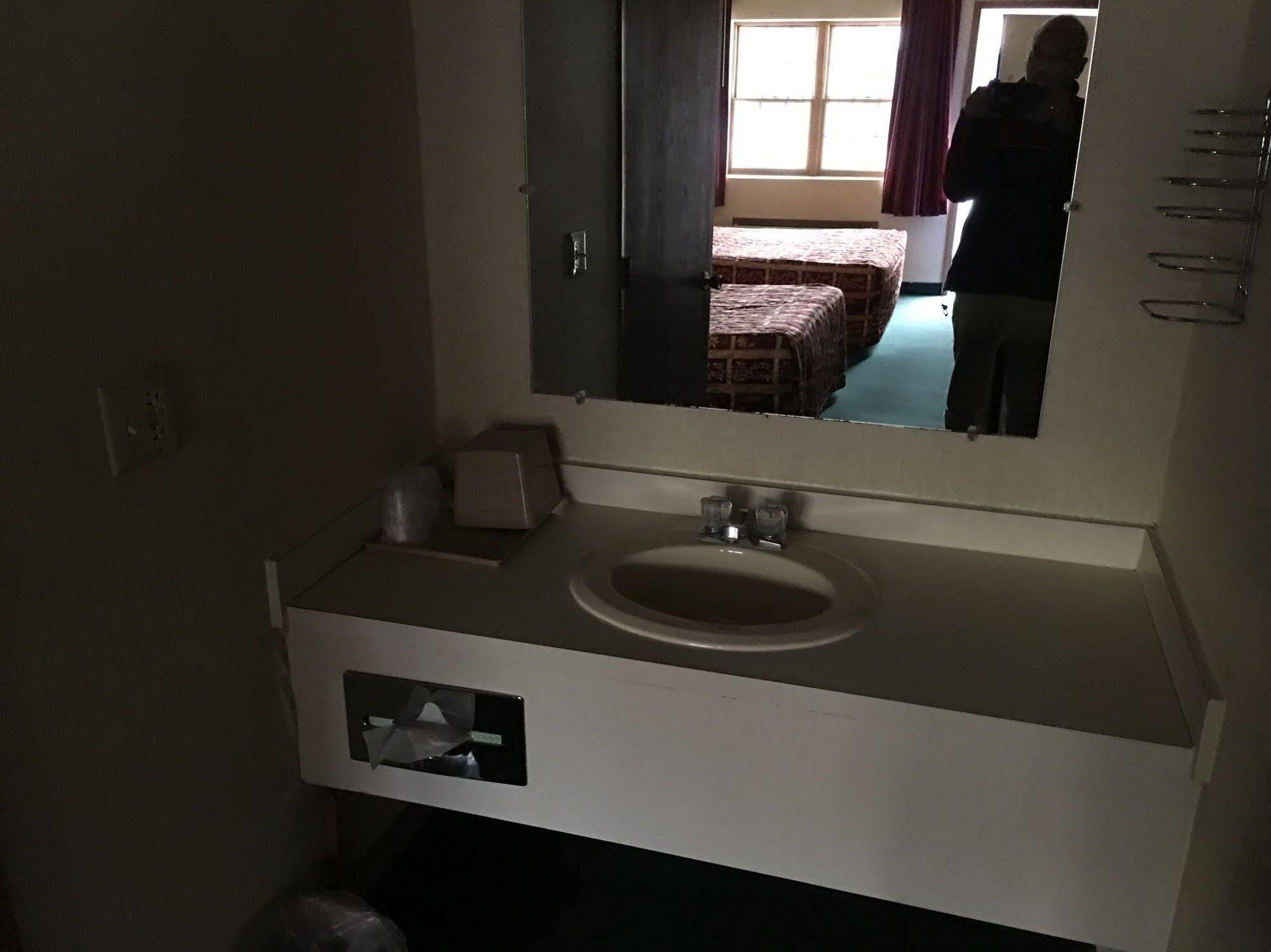 Parkway Inn Vestal Экстерьер фото