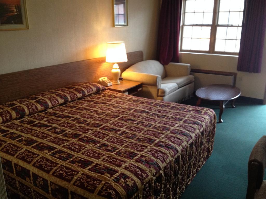 Parkway Inn Vestal Экстерьер фото